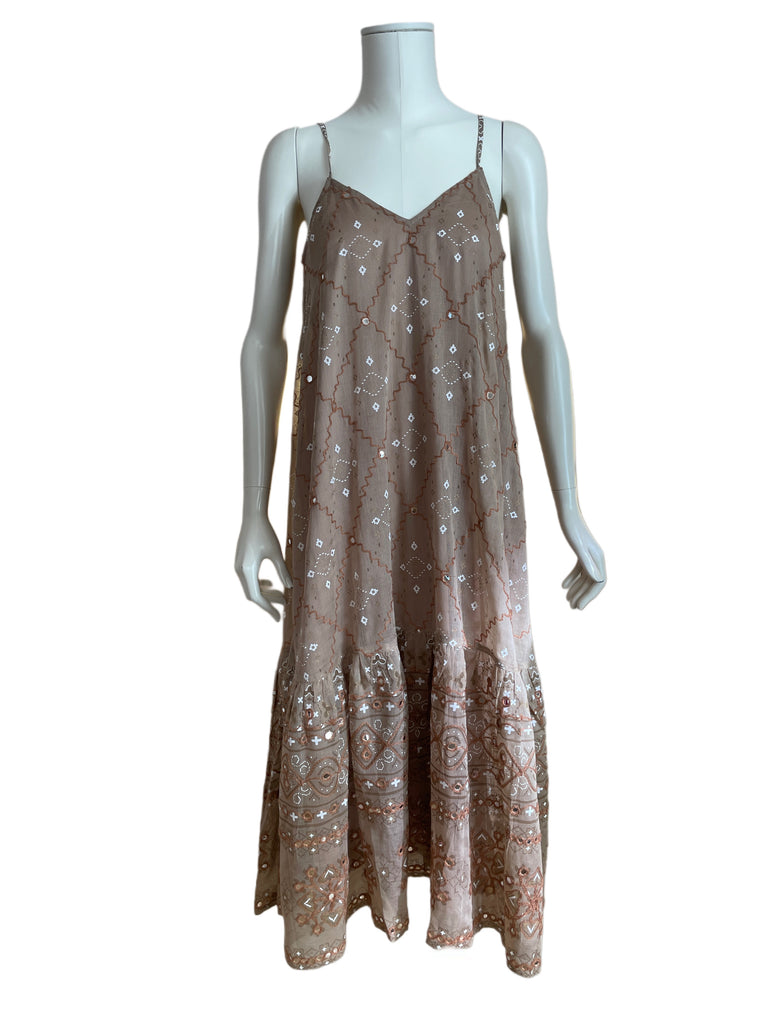 TRÄGERKLEID MIT STICKEREI UND SPIEGEL, JULLIET DUNN, MOKA
