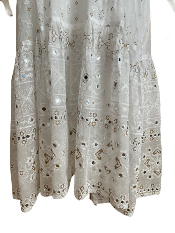 TRÄGERKLEID MIT STICKEREI UND SPIEGEL, JULLIET DUNN, WEISS