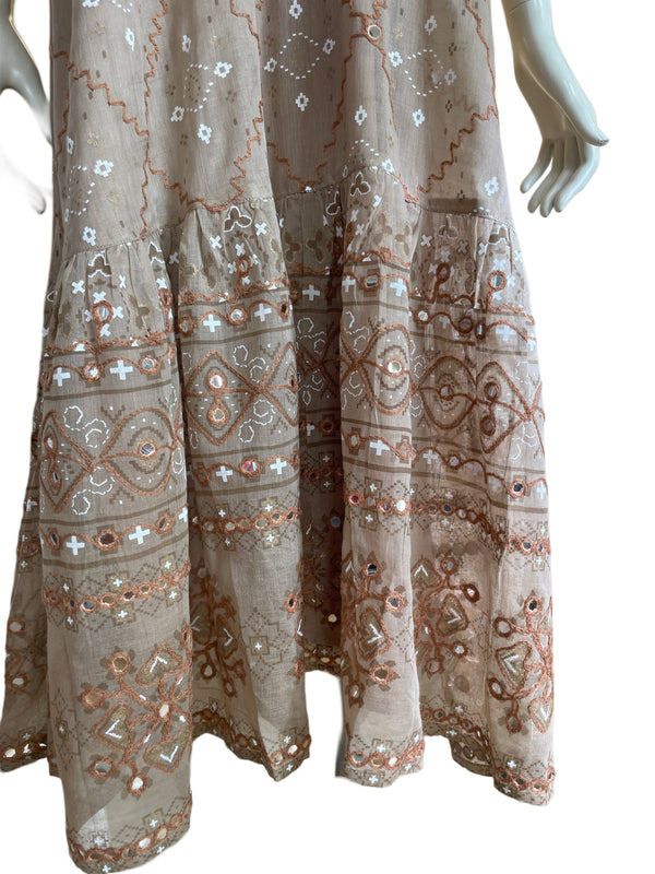 TRÄGERKLEID MIT STICKEREI UND SPIEGEL, JULLIET DUNN, MOKA